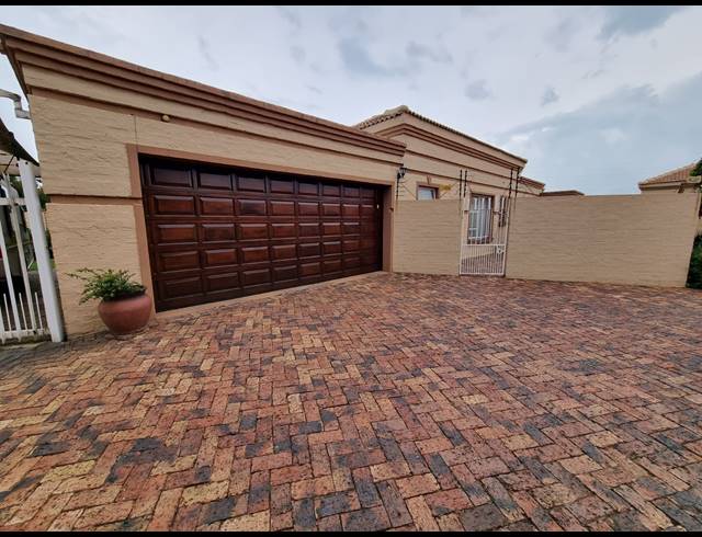 3 BEDROOM TOWNHOUSE FOR SALE IN ARCON PARK